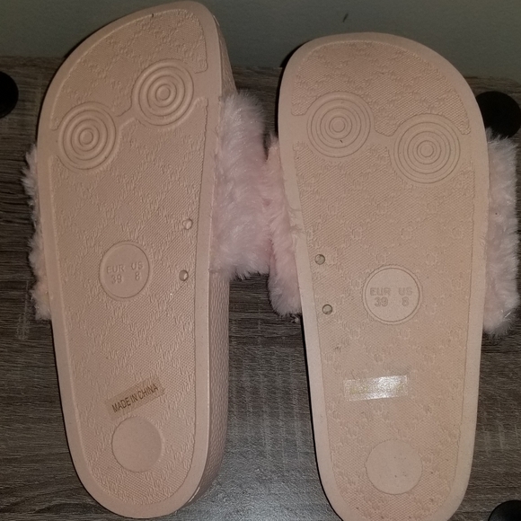 Pink Faux Fur Slide Slippers Size 8 - Picture 4 of 4
